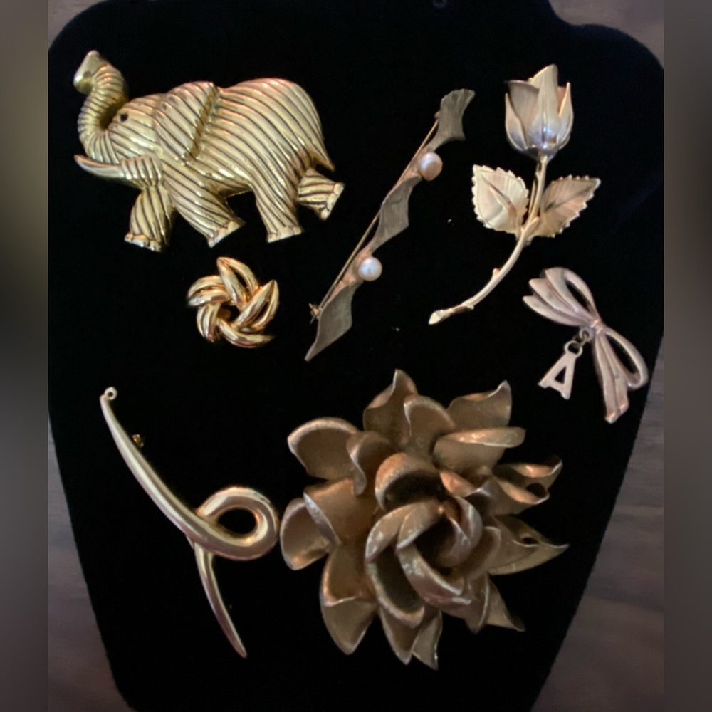 A set of 7 Fashionable GoldTone Brooches